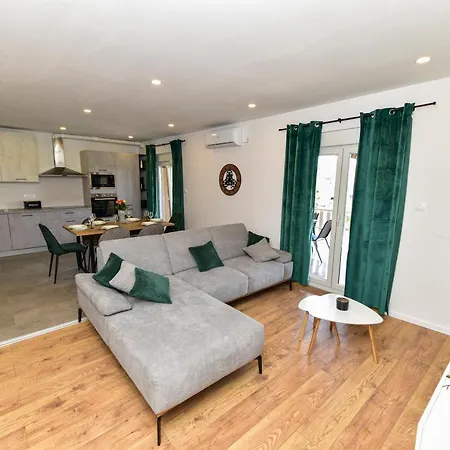 Διαμέρισμα Dora *